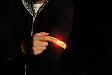 Тканинна світловідбиваюча пов'язка з 4 червоними світлодіодами, колір жовтий - 98515-108- Фото №5