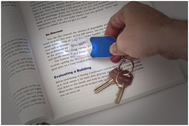 Брелок для ключів Zoomy зі збільшувальним склом і ліхтариком, колір яскраво-синій - 11809501- Фото №7