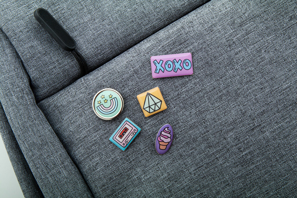 Значок металевий Lark, колір сріблястий - AP757005-21- Фото №5 Значок металевий Lark, колір сріблястий - AP757005-21- Фото №5