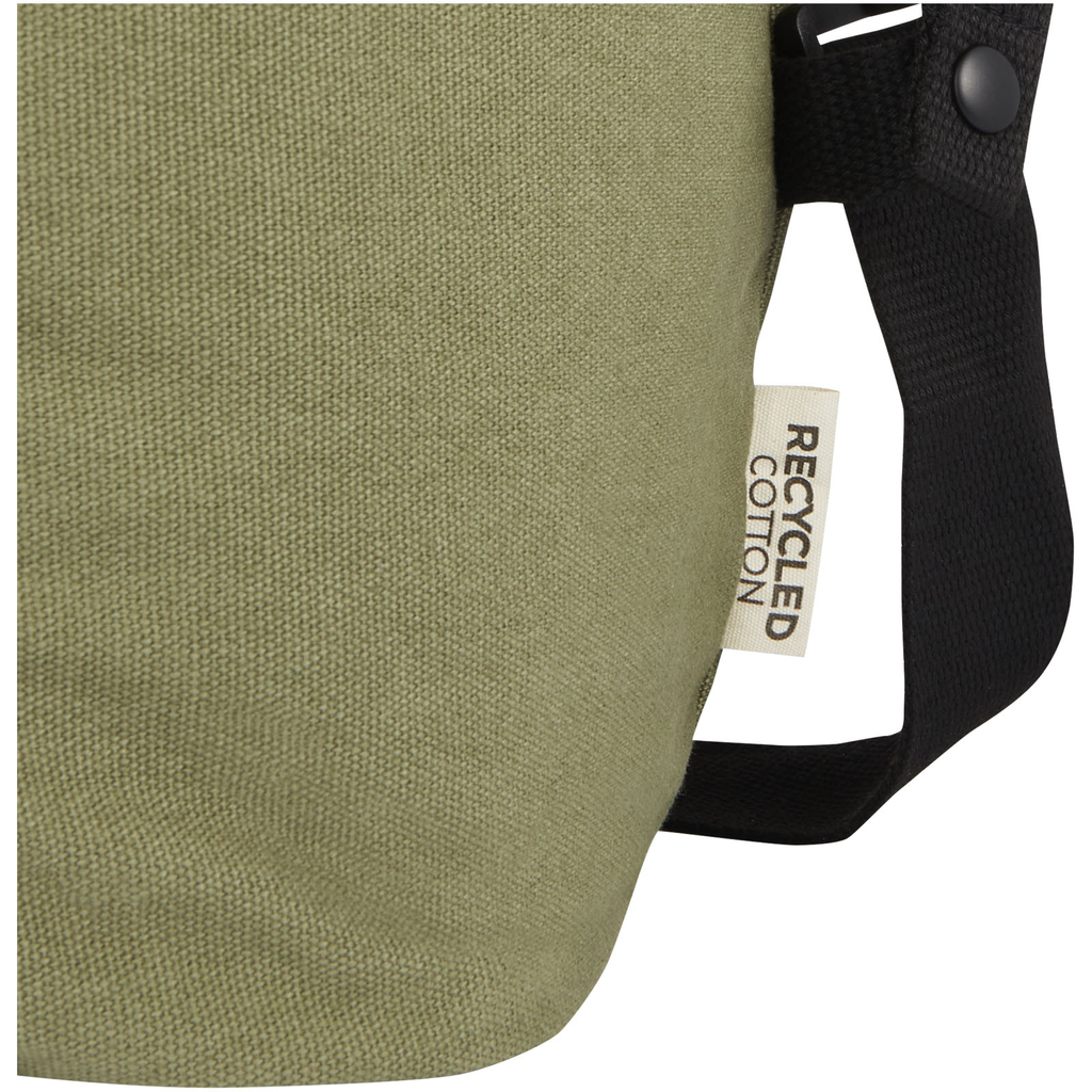 Спортивна сумка Joey із брезенту, переробленого за стандартом GRS, об'ємом 25 л, колір оливковий - 12068160- Фото №8 Спортивна сумка Joey із брезенту, переробленого за стандартом GRS, об'ємом 25 л, колір оливковий - 12068160- Фото №8